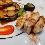 シャトー　ラ・パルム・ドール - 豚肉を噛み締めると、ジューシーで
      ジンワリと来る玉城豚の旨味感
      
      その肉汁には銘柄豚並みの
      一定以上の旨味感はある様に思える
      
      軽く、バルサミコ酢のソースが掛けれていて
      味わいが締めてあるとは思えた