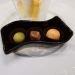 シャトー　ラ・パルム・ドール - ◯小菓子
      フィナンシェ、生チョコ
      伊勢茶を使ったブールドネージュ　との説明