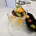 シャトー　ラ・パルム・ドール - キウイフルーツやマンゴーのスイーツも
      グラスの中に入っている　との説明
      
      スプレーでリキュールを掛けられた
      
      ふんわりとココナッツリキュールの
      心地良い香りが漂い
      テンションも上がるなあ♪