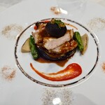 シャトー　ラ・パルム・ドール - 上のブラウンマッシュルームの中に
ズッキーニ、ピクルスを詰め込んで焼き上げた物
メインソースは新生姜で風味を付けた
マデラ酒の少し甘めのお酒のソースと
赤ピーマンのピューレソース、バルサミコ酢のソース