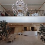 シャトー　ラ・パルム・ドール - 結婚式場でもあるのでエントランスホールも豪華さがある