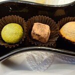 シャトー　ラ・パルム・ドール - フィナンシェは
      ホンワリ柔らかで甘く美味しい
      
      生チョコは
      ブランデーの様な風味とコク感があり美味しい
      
      ブールドネージュは
      抹茶サクッと食感なクッキーな感じだった