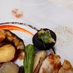 シャトー　ラ・パルム・ドール - ブラウンマッシュルームには生姜の締まり感のある
      ズキーニとピクルスの爽やかな味わいがあり
      
      それぞれと食べると
      玉城豚のジューシーな旨味ある味わいにも
      いろいろな味わいの変化がもたらされ