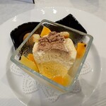 シャトー　ラ・パルム・ドール - 食べてみると
      
      マンゴームースの爽やかさ
      バニラムースの円やかさ
      チョコレートの甘さとビター感
      果物の爽やかさ
      マンゴーシャーベットの爽やかさがあり
      いろいろな味わいを楽しめ、美味しかった♪