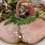 R+ 隠れ家すぎるラーメン屋 - 東京ブラック塩 〜BLACK AMBIVALENCE〜