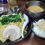 横浜家系ラーメン 魂心家 飯田橋店 - どいちゃんつけ麺。まくりサービスでほうれん草追加トッピング
