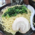 横浜家系ラーメン 魂心家 飯田橋店 - 麺皿は家系トッピングですね。ほうれん草はマック理サービスで追加トッピングしています。