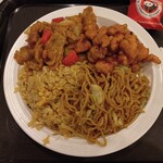 パンダエクスプレス - プレート（フライドライスと炒麺、オレンジチキンとモンゴリアンポーク）
