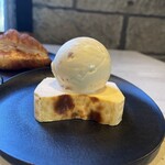 eigyokudo Cafe - 訪問日 2025.8.3(日)
      チーズテリーヌ×キャラメルアイス
      単品価格　650円（税込）