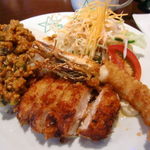 オオミヤコーヒーロースターズ - キーマカレーにチキンカツ＆エビフライ、サラダのワンプレート♪