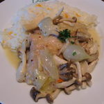 オオミヤコーヒーロースターズ - やわらかなチキンにきのこたっぷりなホワイトソース♪バターライスで