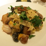 レストラン コバヤシ - フレッシュポルチーニ茸　才巻き海老　ムール貝のパスタ