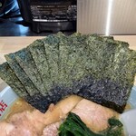 横濱ラーメン あさが家 - 海苔増しは5枚150円。