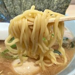 横濱ラーメン あさが家 - 酒井の麺は普通茹ででモチモチ。
