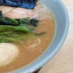 横濱ラーメン あさが家 - 旨味たっぷりの豚骨スープ。