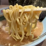 横濱ラーメン あさが家 上野店 - 酒井製麺の中太麺。