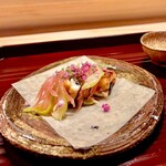 多仁本 - 面白いフォルムの一皿は鰻！ライスペーパーで包みます♫