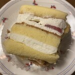 ミュゼ・ドゥ・アッシュ - コレは、おとんの分　『ケーキのはしっこ』　笑
      近々、ホールケーキ買うから
      悪いけど…この日は“コレ、食べといて”♪ 