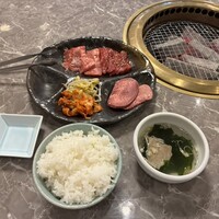 川崎名物 炭火焼肉 食道園 - 