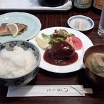 本日のおまかせランチ：煮込みハンバーグとサンマのバター焼き（税込\995）