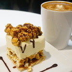 ギャレットカフェ　ミーツ　ダウンステアーズ - CaramelCrisp Icecream (450円)、Latte (HOT) (510円)