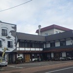 両国総本店 - 国道沿い、駐車場あり