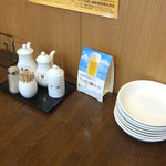 Shuumien - 調味料類は、醬油・酢・ラー油・こしょうが用意されています。中華料理屋だとこんなモンですかね。