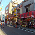秀味園 - 横浜中華街メイン通りの「中華街大通り」とは一本ズレた「関帝廟通り」に店があります。こちらも人通りは多いです。