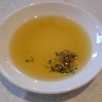 グリルうかい 丸の内店 - パンにつけるオリーブオイルとハーブソルト
