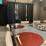 銀座 鉄板焼き ステーキ K-sio - 奥と左に個室もあり、後から埋まりました。