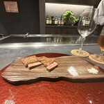 銀座 鉄板焼き ステーキ K-sio - 右の塩と胡椒をアクセントに。