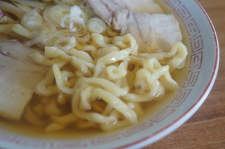 Shokudou Namae - 澄んだスープに極太ちぢれ麺。