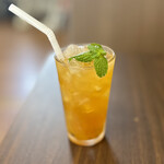 GIA DINH - パッションフルーツ入りジャスミンティ（サービス）
      ジャスミンティにパッションフルーツの砂糖漬けを溶かして、プチプチッとした種が口の中に入ってきておもしろ～い♪(≧∀≦)♡