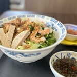 GIA DINH - 混ぜビーフン（Bún trộn ¥900税込）
      「Bún（米粉麺）」を「trộn（混ぜる）」でブン・チョン、ベトナムでごく普通に家庭で作る混ぜ麺です。ぶっかけ素麺的な～