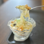 GIA DINH - チェーはココナツミルクにゼリー類や豆類、フルーツなどを入れ、氷も一緒に混ぜ混ぜして食べる、いわばベトナムのぜんざい(*´ω`*)  写真のどろっとしたキマメゼリーがMugのお気に入り♡