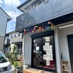 GIA DINH - 入り口はリビングの掃き出し窓、そこから空き巣みたいに靴を履いたまま上がるんですよ！初めてのお客は大抵手前の玄関ドアでピンポンします、笑