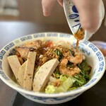 GIA DINH - タレをぶっかけてよく混ぜたらいただきまーす♪
                                このタレがおいしいのよ！ナンプラーのほか醤油、唐辛子、ニンニク、粗挽き黒胡椒、お酢も少し入ってますね♪