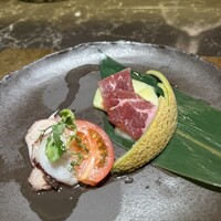 鉄板焼 雅 銀座 - 牛肉の生ハムメロン
                    水だこのマリネ