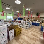 道の駅つるた 農産物直売所 - 内観写真:贈られたいスイカやメロン達