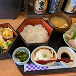 やる気 いっしん - お惣菜の下からご飯。ボリューム満点！