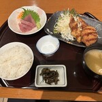 海鮮茶屋 一鮮 - 【2025.8.8(金)】日替りランチ（本日の刺身＋ちくわフライとカニクリームコロッケ＋ご飯＋味噌汁＋漬物）990円＋アイスコーヒー220円→0円