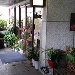 ジャスミンタイ - 緑を配した外観♪