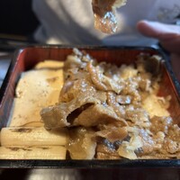 熟成焼肉えいき - すき焼き重のアップ
