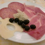 La Rosa Rossa - 野性味の強い生ハムをチーズ、オリーブと共に。