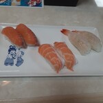 寿司 若竹丸 - (左から)オーロラサーモン、オーロラサーモンとろ、生エビ