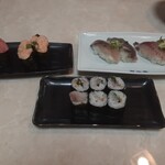 寿司 若竹丸 - (左から)ネギトロ、オーロラサーモン中落ち、白鉄火巻、イワシ、アジ