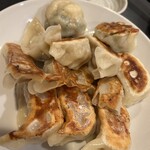 餃子酒場 - 餃子盛り合わせ