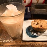 タイニーカフェ - アイスチャイ、バナナケーキ