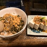 タイニーカフェ - 納豆丼　煮卵付き（ご飯少なめ）、冷奴