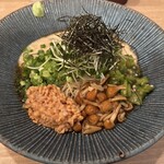 人力俥 - キンキンに冷えた浅めのどんぶりにたっぷり入ったネバトロばくだん冷やしそば1100円税込